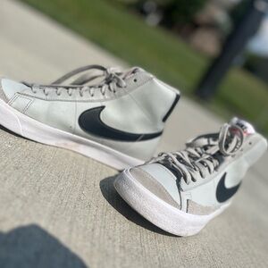 Nike Kids' Blazer Mid '77 Vintage Sneaker Size 6.5Y Grey Fog/Volt/White/Black